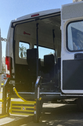 Van adaptada com plataforma elevatória para cadeirantes